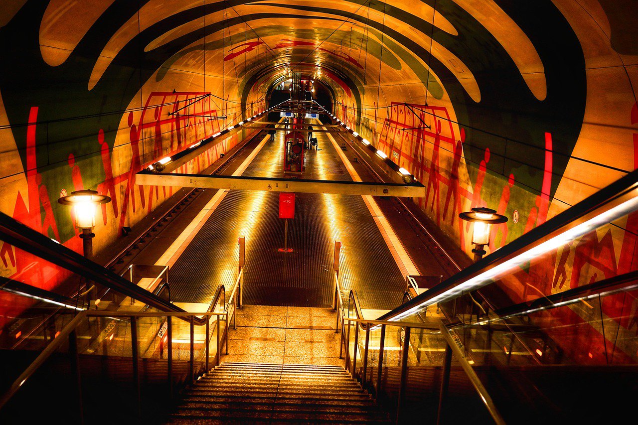 https://www.wpjapan.com/subway-9151360_1280.jpg